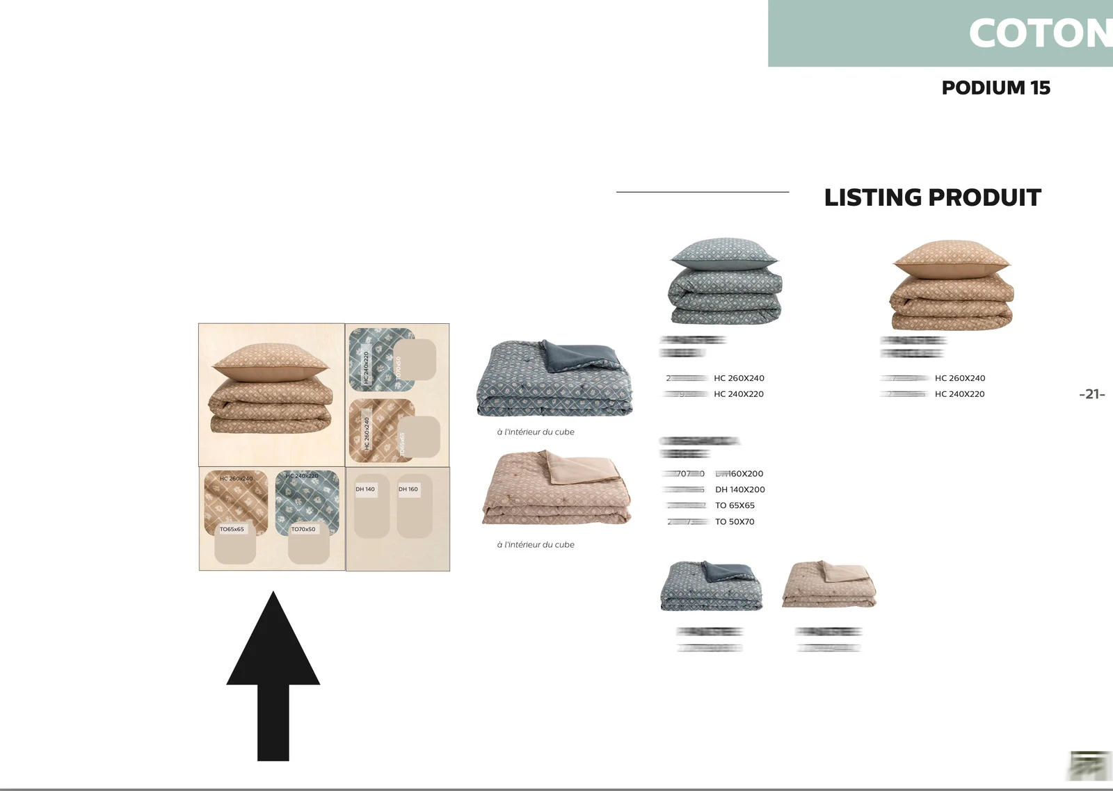 Composition de linge de lit plié et accessoires sur un podium de présentation