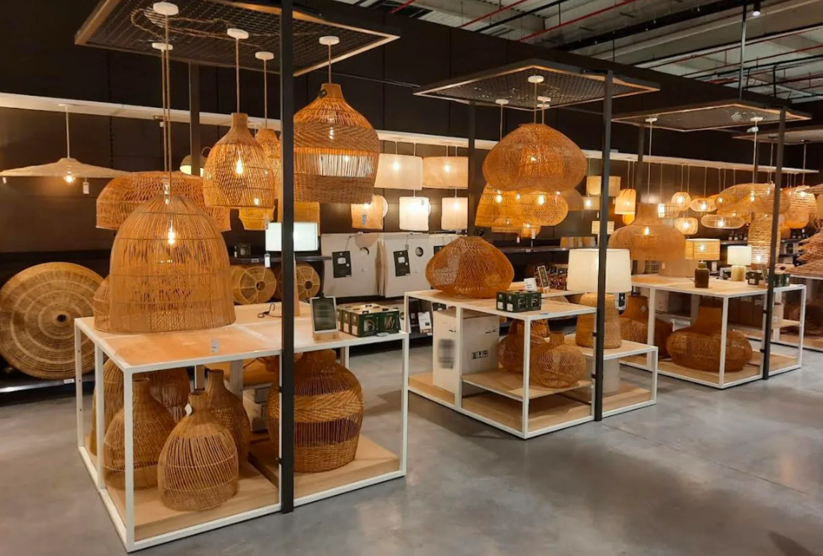 Suspensions et lampes en matières naturelles disposées à plusieurs hauteurs