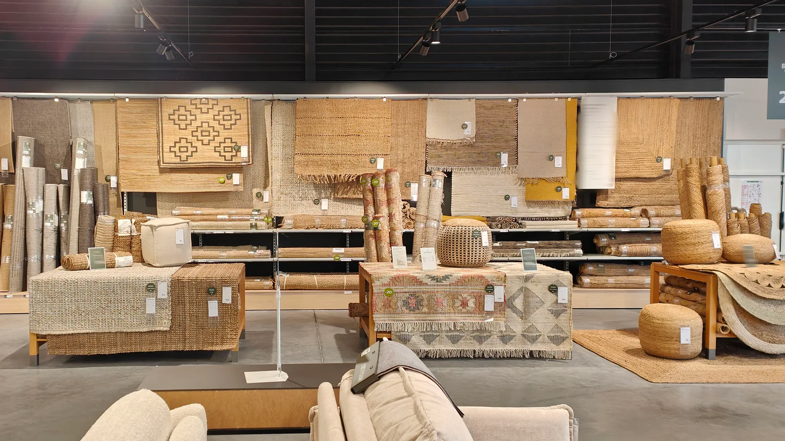 Tapis exposés verticalement et dans des ambiances de mobilier et décoration